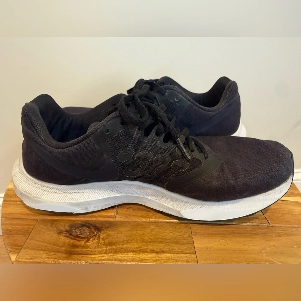 Nike Black Gray Athletic Run Swift Sneakers